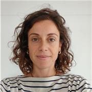 Professeure des écoles donne cours de français ou mathématiques à des enfants d'école primaire :)